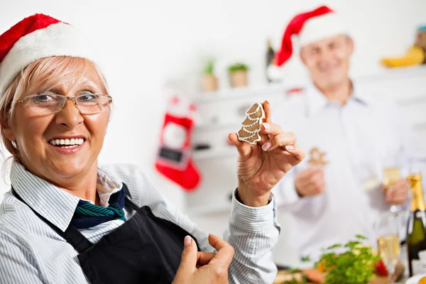 Gelukkige paar bakken kerstkoekjes — Stockfoto