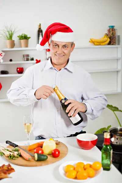 Glimlachende man opening champagne — Stockfoto