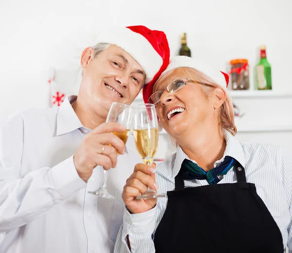 Glad äldre par firar jul — Stockfoto