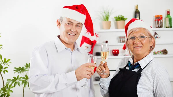 Feliz pareja madura celebrando la Navidad — Foto de Stock