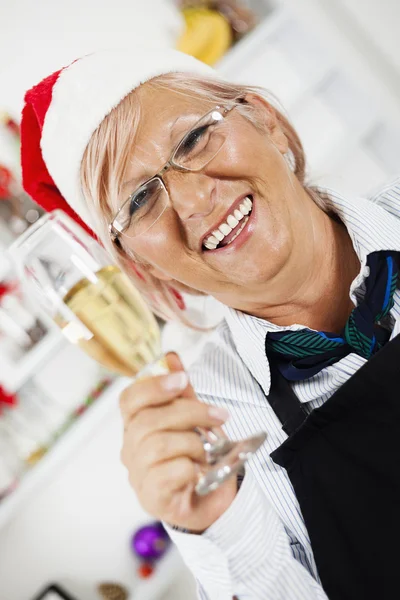 Lächelnde Frau mit Champagner — Stockfoto