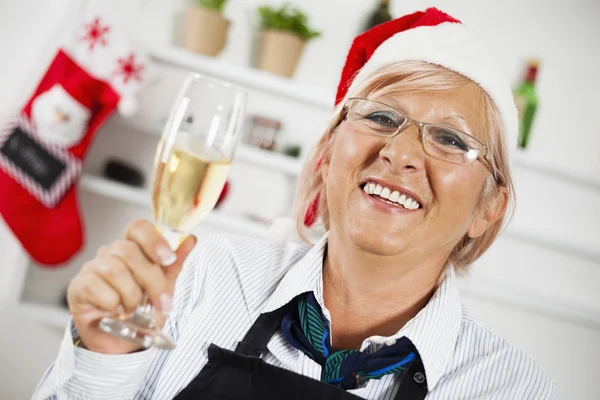 Donna sorridente con champagne — Foto Stock