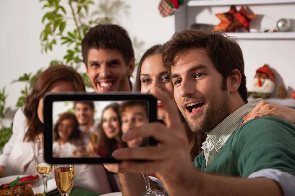 Vrienden nemen Zelfportret op Kerstmis — Stockfoto