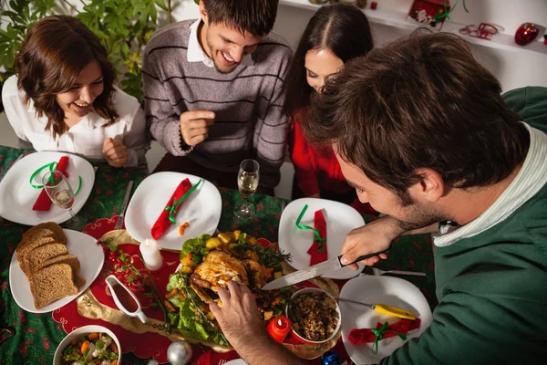 Människor samlas för julbord — Stockfoto