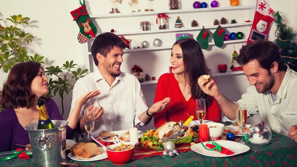 Ludzie gromadzą się razem na obiad Bożego Narodzenia — Zdjęcie stockowe