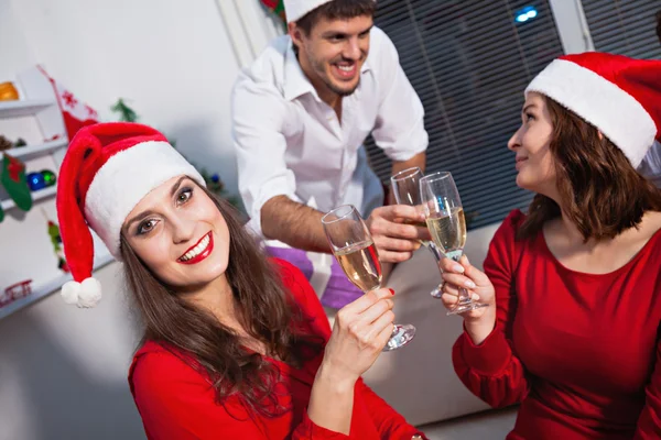 La gente bebiendo champán en la víspera de año nuevo — Foto de Stock