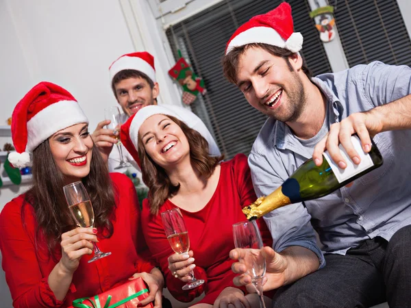 Pessoas que bebem champanhe na véspera de Ano Novo — Fotografia de Stock