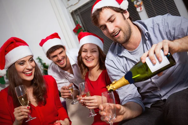 Menschen trinken Champagner an Silvester — Stockfoto