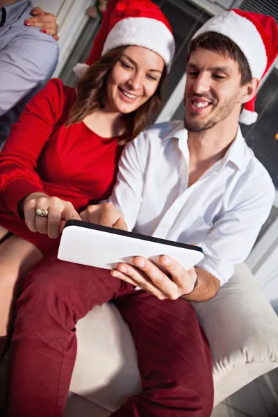 Couple utilisant une tablette numérique — Photo