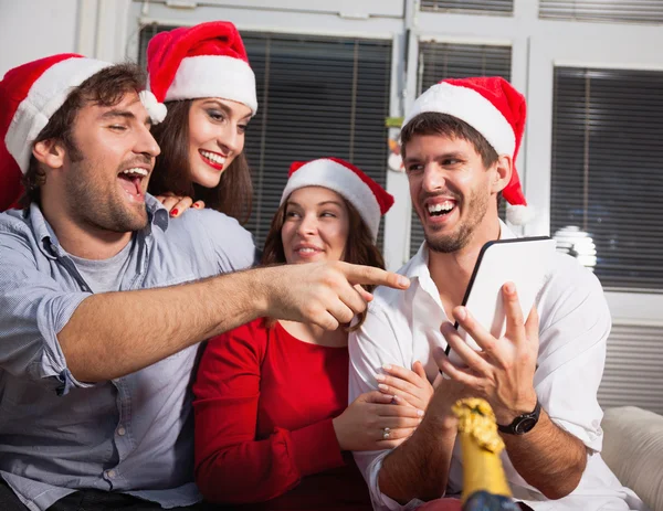 Las personas que usan la tableta en la víspera de año nuevo — Foto de Stock