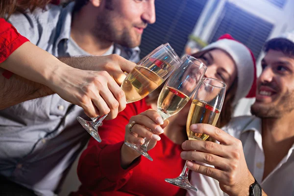 Люди пьют тосты в канун Нового года — стоковое фото
