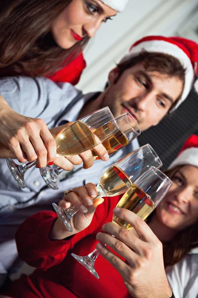 Mensen die toast op new year's eve — Stockfoto