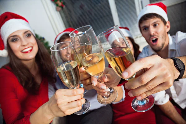 La gente brindando en la víspera de año nuevo —  Fotos de Stock