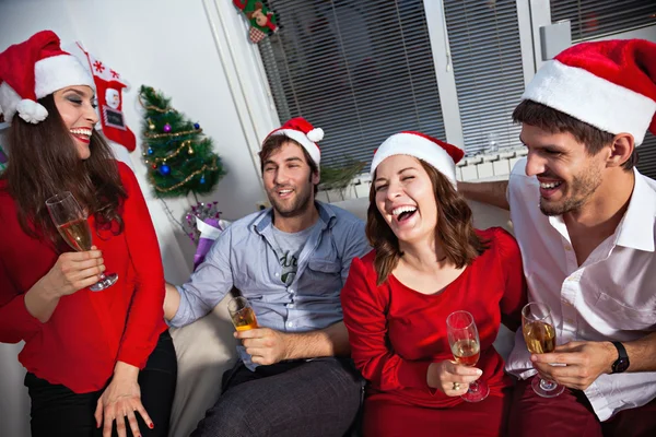 La gente brindando en la víspera de año nuevo — Foto de Stock