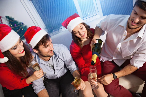 Люди пьют тосты в канун Нового года — стоковое фото