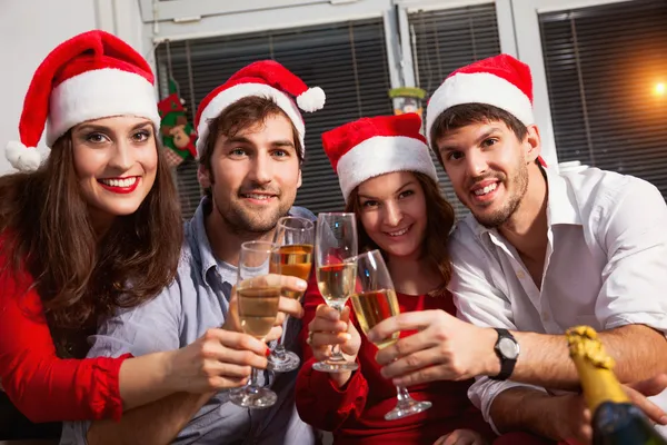 Mensen die toast op new year's eve — Stockfoto