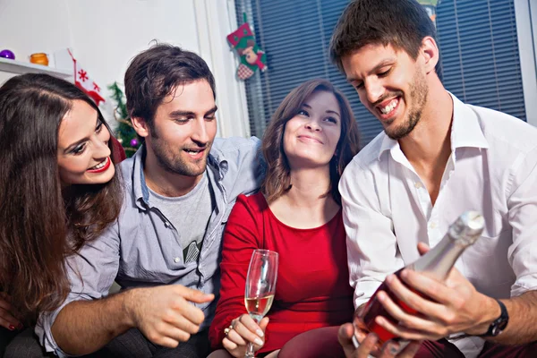 Menschen öffnen Champagner — Stockfoto