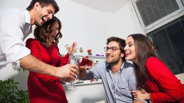 Menschen, die Champagner trinken — Stockfoto