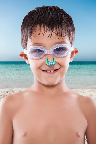 Pojke på stranden med dykning glasögon — Stockfoto