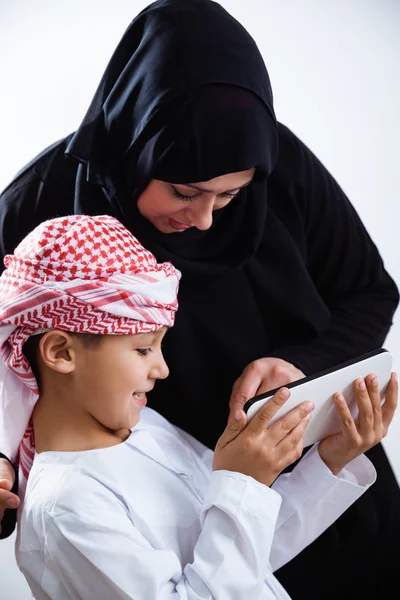 Arabiska kvinna och son med tablett — Stockfoto