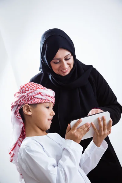 阿拉伯妇女和使用平板电脑的儿子 — 图库照片