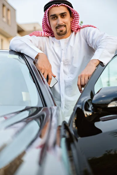 Arabe à côté de la voiture — Photo