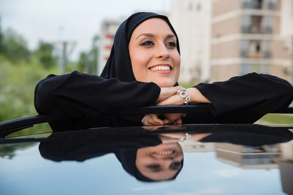 Jovem mulher árabe ao lado do carro — Fotografia de Stock