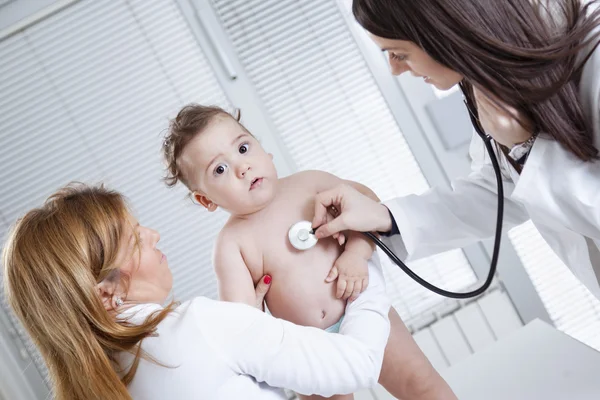 Pediatra robi sprawdzanie na dziecko — Zdjęcie stockowe