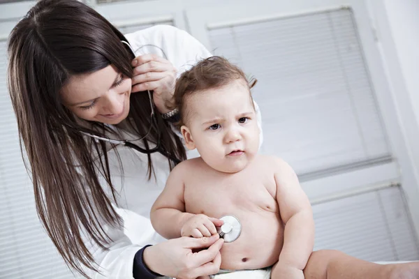 Kinderarts doen checkup op baby — Stockfoto