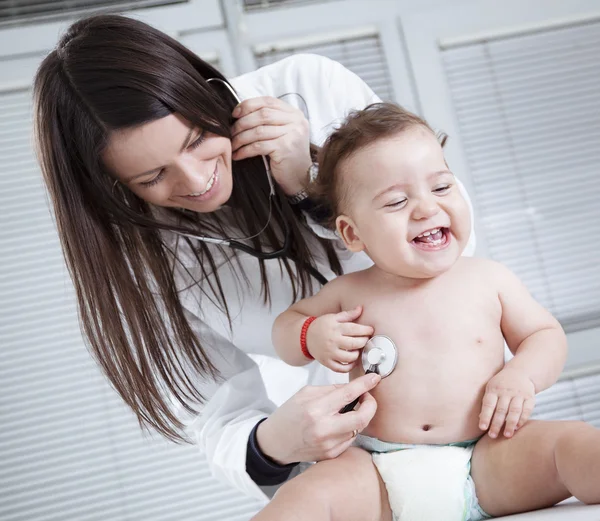 Pediatra haciendo chequeo del bebé — Foto de Stock
