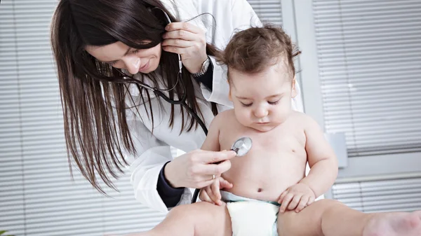 Kinderarts doen checkup op baby — Stockfoto
