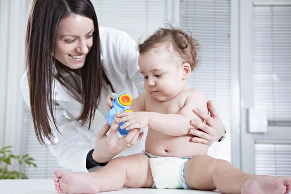 Kinderarzt macht Untersuchung bei Baby — Stockfoto