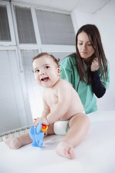 Pediatra robi sprawdzanie na dziecko — Zdjęcie stockowe