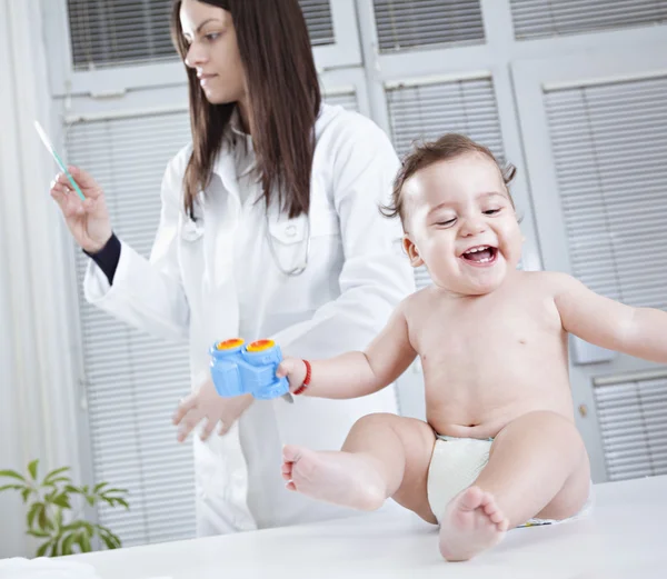 Çocuk doktoru enjeksiyon bebek için hazırlanıyor — Stok fotoğraf