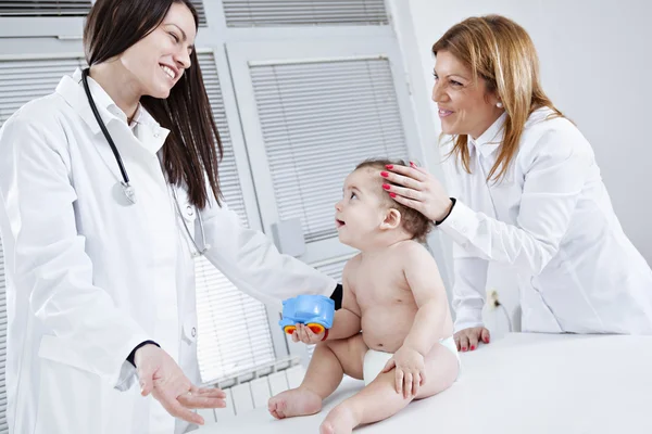 Çocuk doktoru Baby check-up yapıyor — Stok fotoğraf