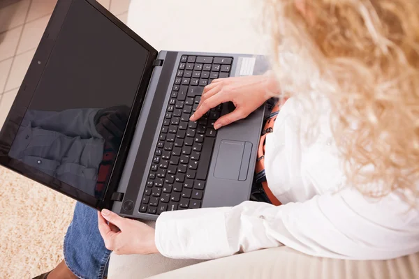 Kız evde dizüstü bilgisayarla çalışıyor. — Stok fotoğraf
