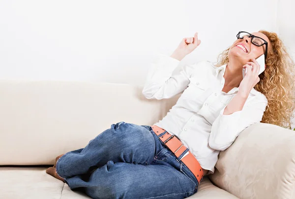 Chica teniendo conversación telefónica en casa —  Fotos de Stock