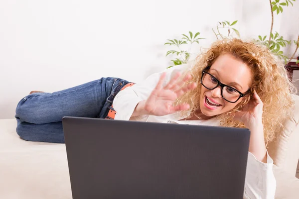 Mädchen arbeitet zu Hause am Laptop — Stockfoto