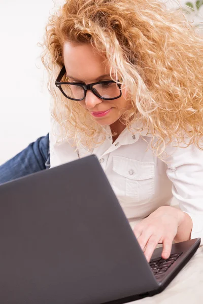 Ragazza che lavora sul computer portatile a casa — Foto Stock