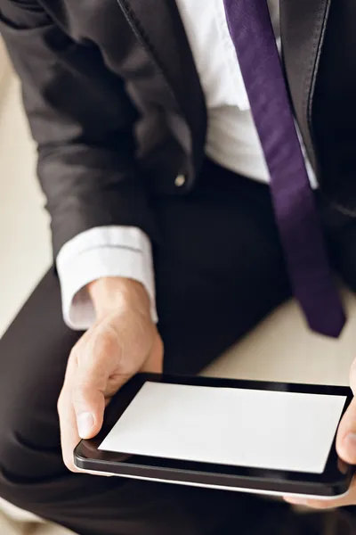 Man using digital tablet — Stock Photo, Image