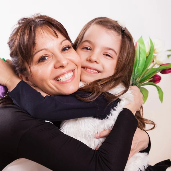 Mutter und Tochter umarmen sich — Stockfoto