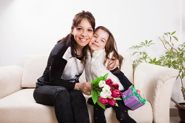 Mère et fille embrassant — Photo