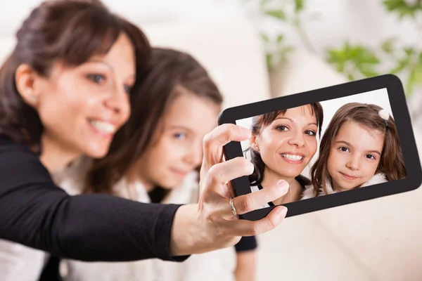 Matka a dcera berou Selfie — Stock fotografie
