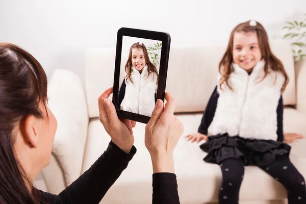 Mère prenant une photo de sa fille — Photo