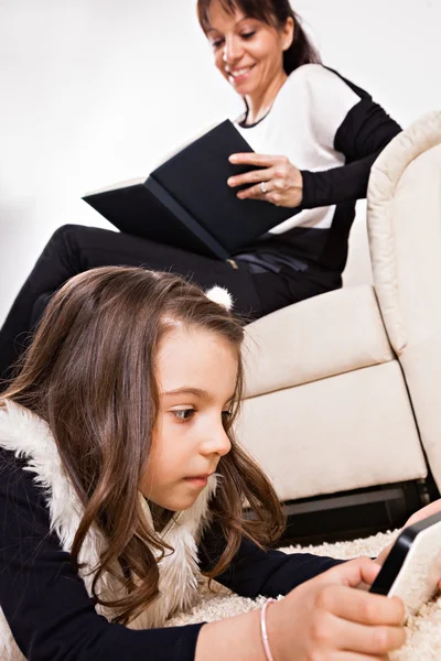 Kleines Mädchen mit digitalem Tablet — Stockfoto