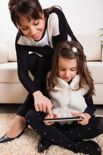 Mother and daughter using tablet — Stock Photo, Image