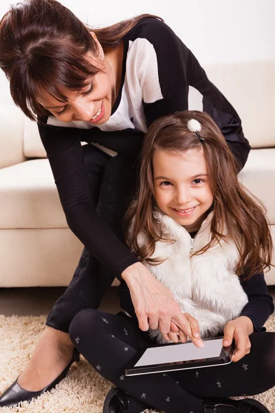 Mãe e filha usando tablet — Fotografia de Stock