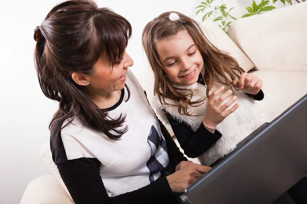 Mother and daughter using laptop — Stock Photo, Image