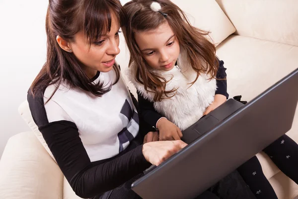 Mãe e filha usando laptop — Fotografia de Stock