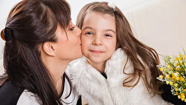 Mother and daughter kissing — Stock Photo, Image